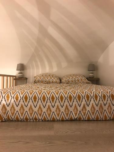 une chambre avec un grand lit avec deux lampes dans l'établissement Studio plein centre ville, à Ajaccio