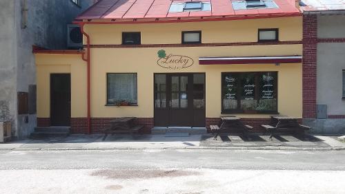 un restaurante con bancos frente a un edificio en Lucky apartmán, en Svoboda nad Úpou