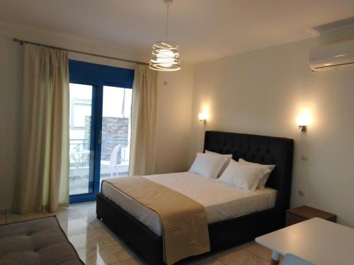 耶悠亞波斯托洛伊的住宿－The Blue Rooms，一间卧室设有一张床和一个带庭院的窗户。