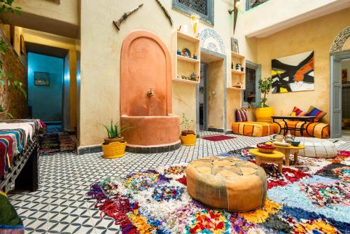 sala de estar con alfombra en el suelo en Riad Belko, en Marrakech