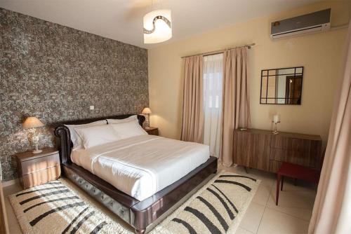 Un dormitorio con una cama grande y una ventana en V Luxury Apartment 4 en Ioánina