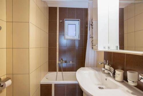 Ένα μπάνιο στο V Luxury Apartment 4