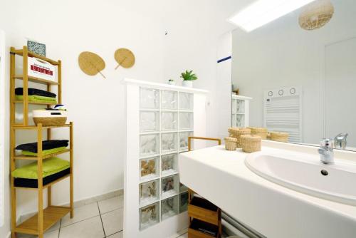 un bagno con lavandino e specchio di T2 cosy proche du centre-ville avec garage inclus ad Aix en Provence