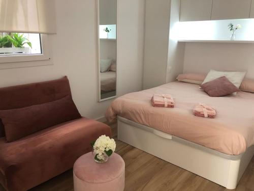 1 dormitorio con cama, silla y espejo en Luxury suites, en Porto Cristo