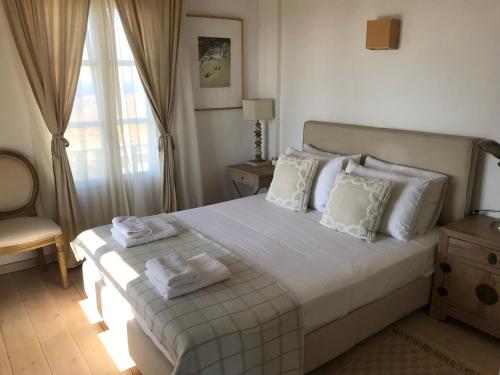 ein Schlafzimmer mit einem Bett mit Handtüchern darauf in der Unterkunft The Hill Top House in Kea in Ioulis