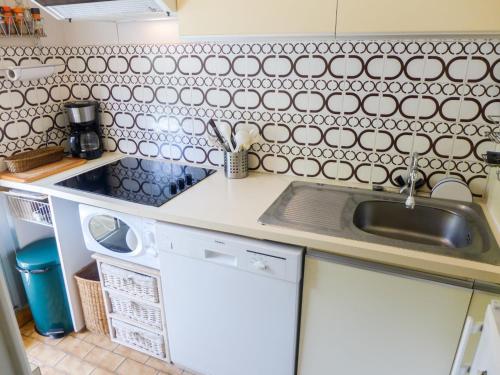 La cuisine est équipée d'un évier et d'un lave-vaisselle. dans l'établissement Apartment Jardins du Casino-2 by Interhome, à Cabourg