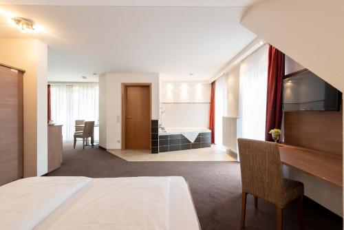 Ein Bett oder Betten in einem Zimmer der Unterkunft Hotel Rössle Berneck