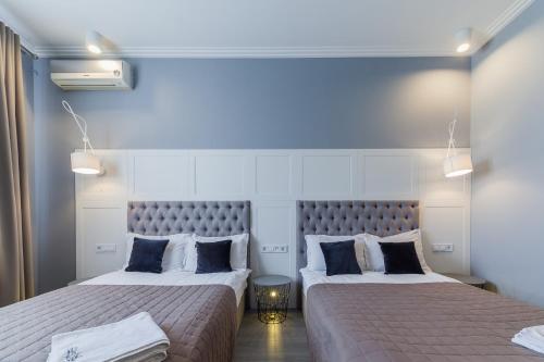 キーウにあるPartner Guest House Shota Rustaveliの青い壁のベッドルーム1室(ベッド2台付)