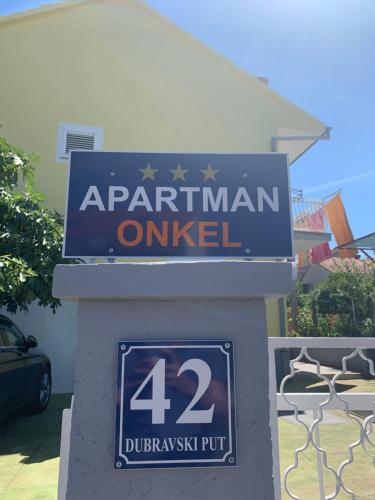 un panneau indiquant le numéro d'une sortie parritienne dans l'établissement Apartment "Onkel", à Šibenik