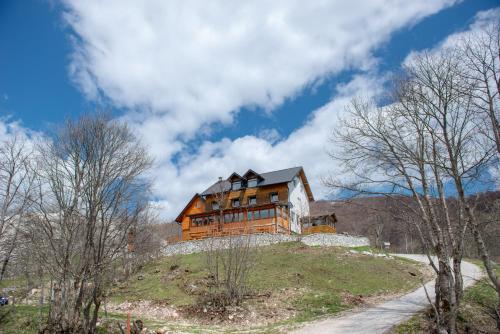 a large house on top of a hill at Bed and Breakfast Umoljani in Umoljani