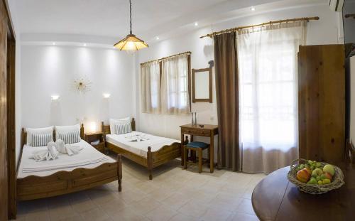 - un salon avec deux lits et une table dans l'établissement Tanias House, à Platanias