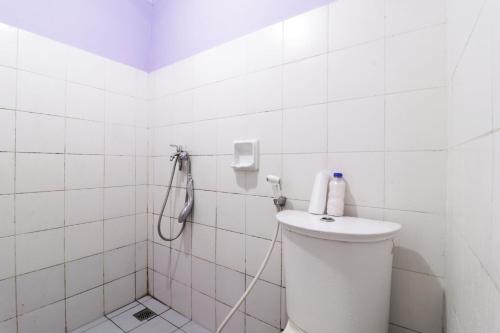 Kylpyhuone majoituspaikassa Dinda Apartment Tangerang at Apartment Modernland