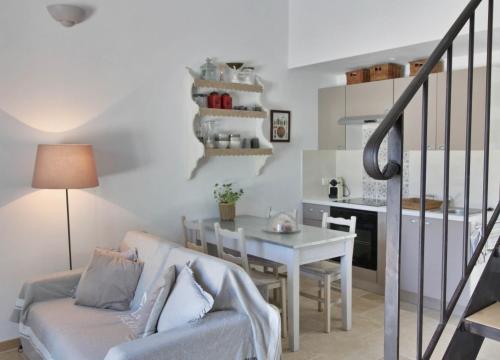 un salon avec un canapé et une table dans l'établissement Cottage Aixois Mas de la Granette, à Aix-en-Provence