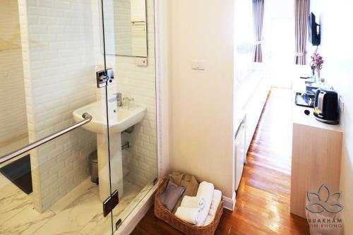 金三角Buakham Rim Khong บัวคำริมโขง的带水槽和淋浴的浴室