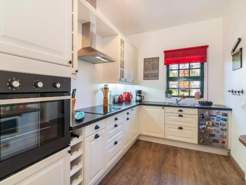 Køkken eller tekøkken på Holiday Home Roberts by Interhome