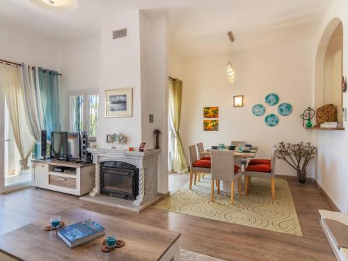 Et tv og/eller underholdning på Holiday Home Roberts by Interhome