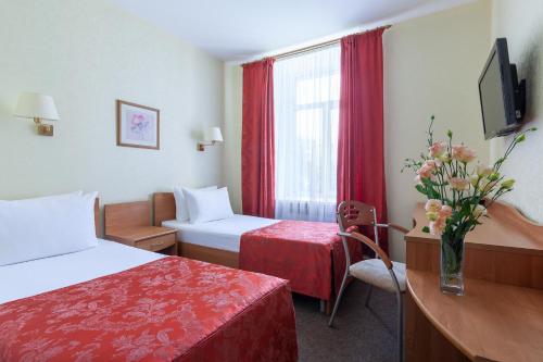 Tourist Hotel tesisinde bir odada yatak veya yataklar