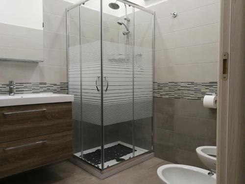 ein Bad mit einer Dusche, einem Waschbecken und einem WC in der Unterkunft B&B Sweet Home in Grumo Appula