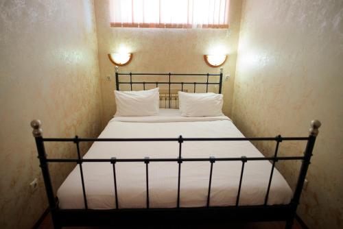 Un pat sau paturi într-o cameră la Edem Hotel