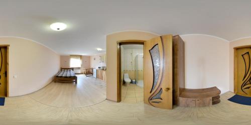 Cette chambre dispose d'un couloir avec des murs circulaires et des portes en bois. dans l'établissement Гостиничные номера и сауна, à Soumy