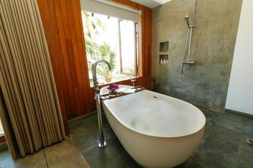Kylpyhuone majoituspaikassa Ubuntu Beach Villas by Reveal