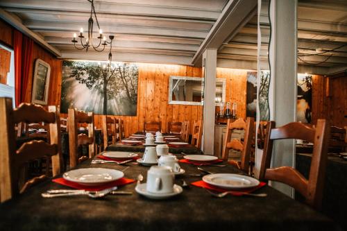 Restaurant ou autre lieu de restauration dans l'établissement Hotel La Meije