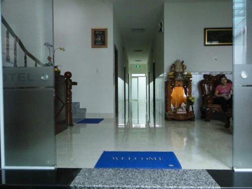 een kamer met een hal met blauwe matten op de vloer bij Manh Phat Guesthouse - Nhà Nghỉ Mạnh Phát in Can Tho