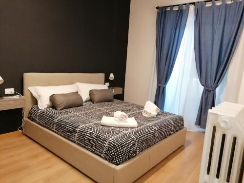 una camera da letto con un letto e due asciugamani di Chroma Italy - Doctor House a Roma