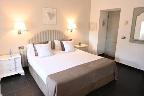 Stadthotel Santanyiにあるベッド