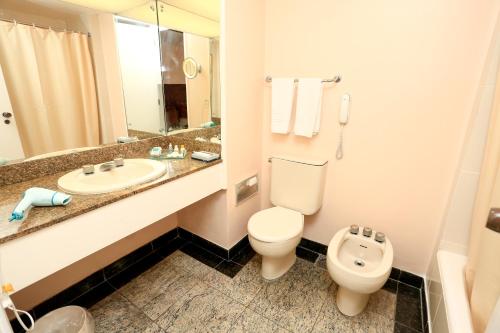 a bathroom with a toilet and a sink at Hotel Princesa Louçã in Belém