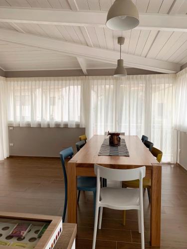 a dining room with a wooden table and chairs at Tempio Aurora in San Costantino Albanese