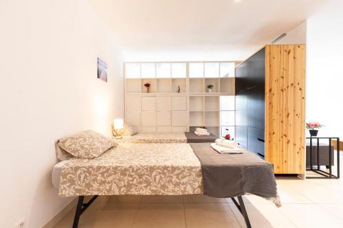 um pequeno quarto com uma cama num quarto em Stay Barcelona Sant Martí em Barcelona
