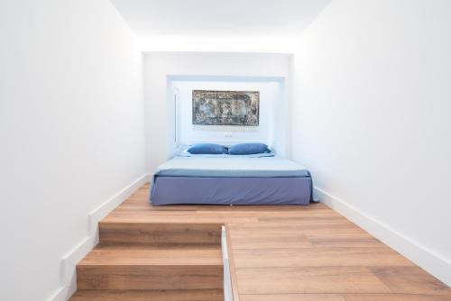 a bedroom with a bed in the corner of a room at Epipleon suites in Áyioi Apóstoloi