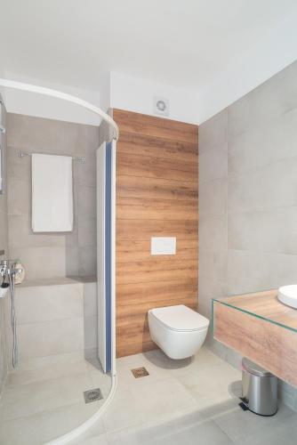 a bathroom with a toilet and a sink at Epipleon suites in Áyioi Apóstoloi