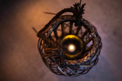 una bola en una canasta tejida con una vela dentro en Kokkinos, en Vourvourou