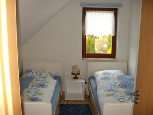 מיטה או מיטות בחדר ב-Ferienwohnung Nüssleshof