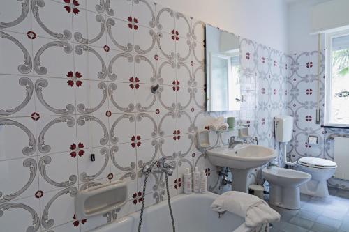 un baño con bañera y lavabo en Casa Bianca a Bogliasco by Wonderful Italy, en Bogliasco