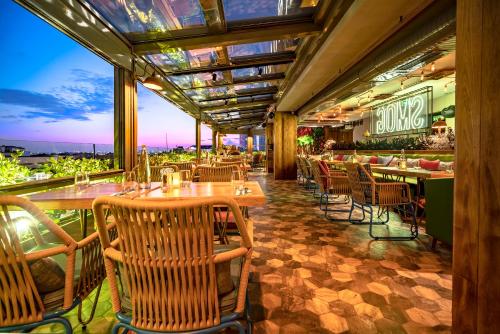 un restaurant avec des tables et des chaises sur une terrasse dans l'établissement Lasagrada Hotel Istanbul, à Istanbul