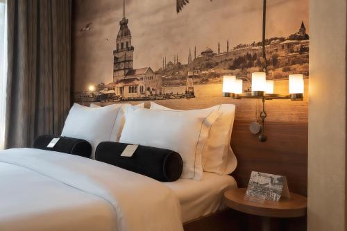 Hotel Saint Sophia في إسطنبول: غرفة في فندق مع سرير مع صورة على الحائط