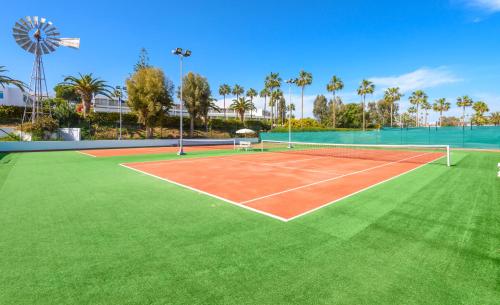 Tenis alebo squash v ubytovaní Nissi Beach Resort alebo jeho okolí