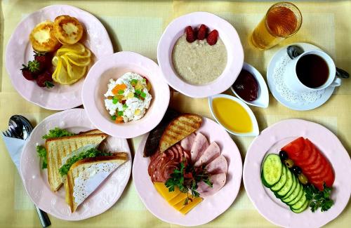 una mesa con platos de desayuno y una taza de café en Hotel Novorossiysk, en Novorossiysk