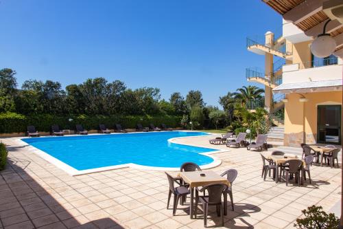 Bazén v ubytování Hotel Cala Dei Pini nebo v jeho okolí