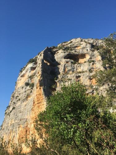 una montagna rocciosa con un albero di fronte di MontePerdido ad Aínsa
