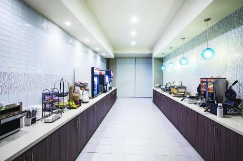 Kuchyň nebo kuchyňský kout v ubytování La Quinta by Wyndham McAllen La Plaza Mall