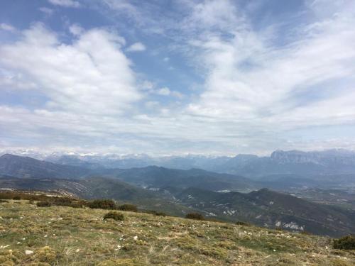 アインサにあるMontePerdidoの丘の頂上からの山々の景色