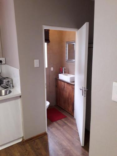 un bagno con lavandino e WC di Triginta a Bloemfontein