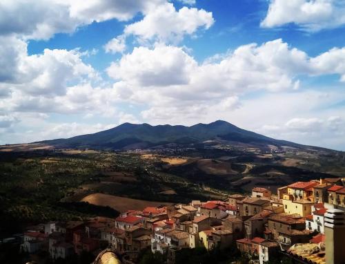 RipacandidaにあるCasato Lioyの山を背景とした市街の景色