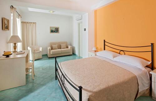 um quarto com uma cama e uma sala de estar em Parco Vittoria Holidays House em Anacapri