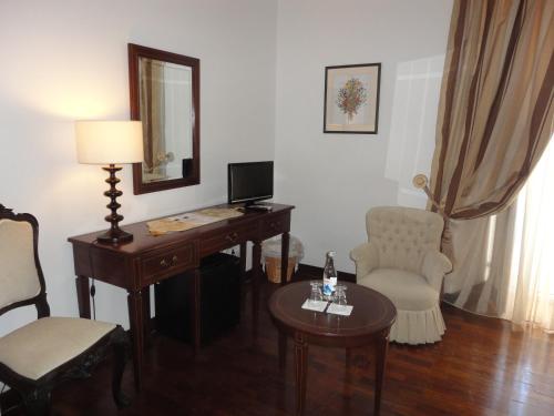 a room with a desk with a computer and a chair at Hotel Rural Quinta de Santo Antonio in Elvas