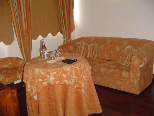 a living room with a couch and a table at Hotel Rural Quinta de Santo Antonio in Elvas